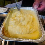 焼肉 親鳥専門店 ばかたれ - チーズにおろしニンニクを混ぜて