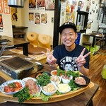 焼肉 親鳥専門店 ばかたれ - 元気な名物社長さんとホルモンの舟盛り