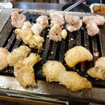 焼肉 親鳥専門店 ばかたれ - じっくり焼いて