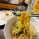 焼肉 親鳥専門店 ばかたれ - 麺は中太ちぢれ麺