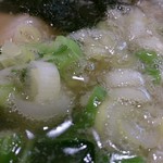 よこはま軒 - 料理写真:あっさり背脂ラーメン(うずらの味玉2コ入り)のネギ