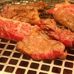 はる山 - ホルモンしか置いてないと思われがち！赤肉もありますよー