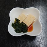 Kiora - 木綿豆腐とワカメの酢の物(サービスで提供して貰いました。)