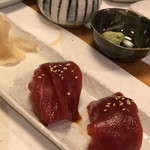 紅梅寿司 - 漬けマグロの握り。絶品。