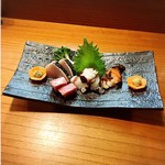 小魚料理 とみ助 - お造りの盛り合わせです。
      ・鰆の焼き霜造り
      ・よこわ
      ・真蛸
      ・さざえ
      寒鰆は脂ののりが違います！(o^^o)