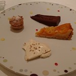 カランドリエ - 白ごまのブランマンジェ、金柑のタルト、プラリネのプチシュー、ヴァローナ カラクのガトーショコラ