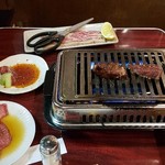 ホルモン・焼肉 キムチ - 牛タンと骨付きカルビ