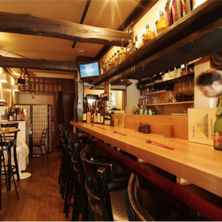 ≪カウンター≫お一人でも複数でも。ぐびっと飲みたい夜にふらり…