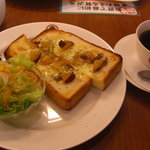 Yushishikafepuraza - モーニングサービスの薩摩芋入りチーズトースト黒胡椒＆はちみつかけ