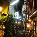 カクテルバー しろ - 通り過ぎてつきあたりにBarrackさんがあります。