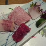 お造り四種盛り（さえずり・鹿の子・本皮、赤身）