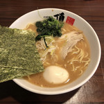 豚骨ラーメン頂 - てっぺん醤油(730円)味玉トッピング(100円)