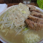 ラーメン二郎 - スープの上澄みは白っぽく見えても、混ぜると乳化系の神スープ