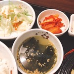 マダンセ - サラダ、わかめスープ、キムチ^ ^