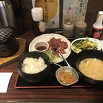 ニッポンまぐろ漁業団 - お櫃が来たのかと思ったら、肉を焼く器具でした。