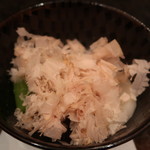 とんかつ マンジェ - マグロ節の下にはお新香が居てます♪