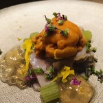 エクアトゥール - 大ハマグリと蕗　ウニ乗せ　ハマグリのジュレ　穂紫蘇