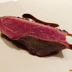 エクアトゥール - フランス産ルーアン鴨の低温火入れ　フォンドボーと赤ワインのソース