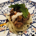 エクアトゥール - カンスイの配合率を指定した麺　豚肉のミンチ　白子と辣油のソース　パクチー