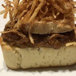 TTOAHISU - ＊パンは見た目と違いソフトな食感。 玉ねぎの甘みとフォアグラがよく合いますが、ポテトの食感がいいアクセントになり 全て一緒に頂くと美味しい。