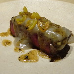 TTOAHISU - ◆熊本の赤牛（阿蘇王）。菊芋・蕗の薹・黒トリュフのソースで。 これまで赤牛は少し噛みごたえのあるイメージだったのですが ナイフを入れた瞬間スーと切れ、とても柔らかいのに驚きました。 お尋ねすると「シャトーブリアン」にちかい部位だそうで納得ですね。 噛むと旨みを感じてとても美味しい。 シェフのお肉料理はいつも美味しいのですが、この日も火入れ・調理共に完璧でした。