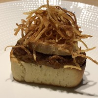 TTOAHISU - ◆パルミジャーノチーズと黒胡椒を練り込んだパンの上に、あめ色になるまで炒めた玉ねぎ、 フォアグラのテリーヌ、カリカリ食感のジャガイモの千切り。