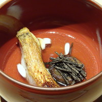 TTOAHISU - ◆甘鯛のポアレ、豚肉と玉ねぎ、キノコ（マッ主ルームや原木椎茸など）で作ったスープで。 黒トリュフ、原木椎茸添え。