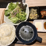 Yakiniku Meigetsu - 焼肉ランチのご飯、サラダ、スープ、小鉢、たれ