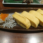 和食と立喰い寿司 ナチュラ - 名物濃厚出汁巻玉子～しらす卸し添え～①