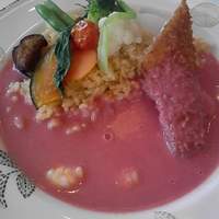 ル・トリアノン - シーフードと箱根西麓産野菜のピンクカレー