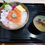 小松水産の海鮮丼 - 日替わり三色丼(734円)