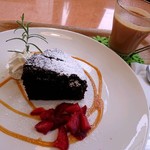 NATURAL CAFE CRAYON pipi - 本日のケーキ  ガトーショコラ と 冬メニューのチャイ♡