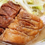 ラーメン二郎 京急川崎店 - ブタ（チャーシュー）アップ