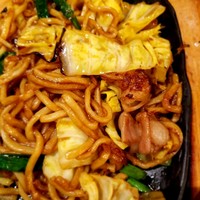 ダイナミックキッチン＆バー 響  新宿サザンタワー店 - 牛もつ焼きそば