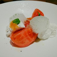 FORNO - プーリア産のブラータチーズとフルーツトマトのカプレーゼ　柑橘のジャムとバジルの泡で