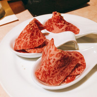 焼肉 銀座コバウ 特別室 - 炙りユッケ＆パンを添えて