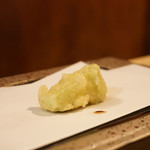 創作天ぷらと炭焼きワイン はかたあゆむ - 『セージ・ダービー』というハーブ入りの緑のチーズ。
