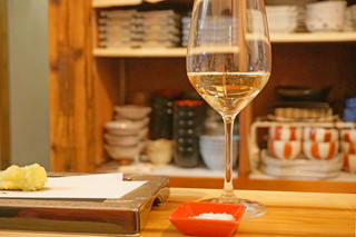 Sousakutempuratosumiyakiwainhakataayumu - 築80年の古民家をリノベーションした、懐かしくほっとする空間で、 洋食出身のシェフが作る創作天ぷらとワインを楽しみました。