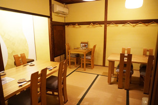Sousakutempuratosumiyakiwainhakataayumu - カウンター以外のテーブル席。