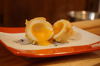 Sousakutempuratosumiyakiwainhakataayumu - 名物の金太郎卵。