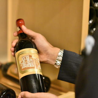 ソムリエが選び抜いた和洋酒の数々。美酒との邂逅を楽しむ