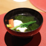 かまくら和久 - 御椀：あさりしんじょ、わかめ、寒締めほうれん草、京にんじん