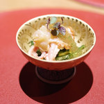 かまくら和久 - 先付け：赤貝、空芯菜、春菊、あぶら揚げの煮浸し、土佐酢ジュレ