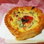 Gérard Mulot - 大きなサーモンにトマトやキノコ、ディルも爽やか！サーモンのタルトキッシュ4.6ユーロ