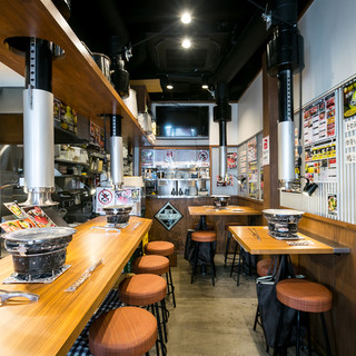 カジュアルな1階席バル風。2階は個室空間をご用意しました