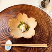 一心鮨 光洋 - 可愛らしい焼き物の器。鮮やかな緑のタラの芽ソースが限りなく好みでしたヽ(´▽｀)/