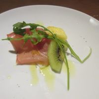 レッドフランマ - サーモンと果物のサラダ風前菜。
                    