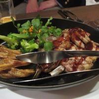 レッドフランマ - お肉料理は鹿児島豚の骨付きロース肉のチャーグリルです。