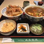 味奈登庵 - カレー南蛮そば＋丼物ライス＋野菜かき揚げ天ぷら！  
      無料の揚げ玉はもちろん貰う。
      アゲダマビンボー！