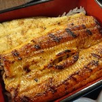 築地ダイニング 金のうなぎ - 蒲焼き部分のアップ